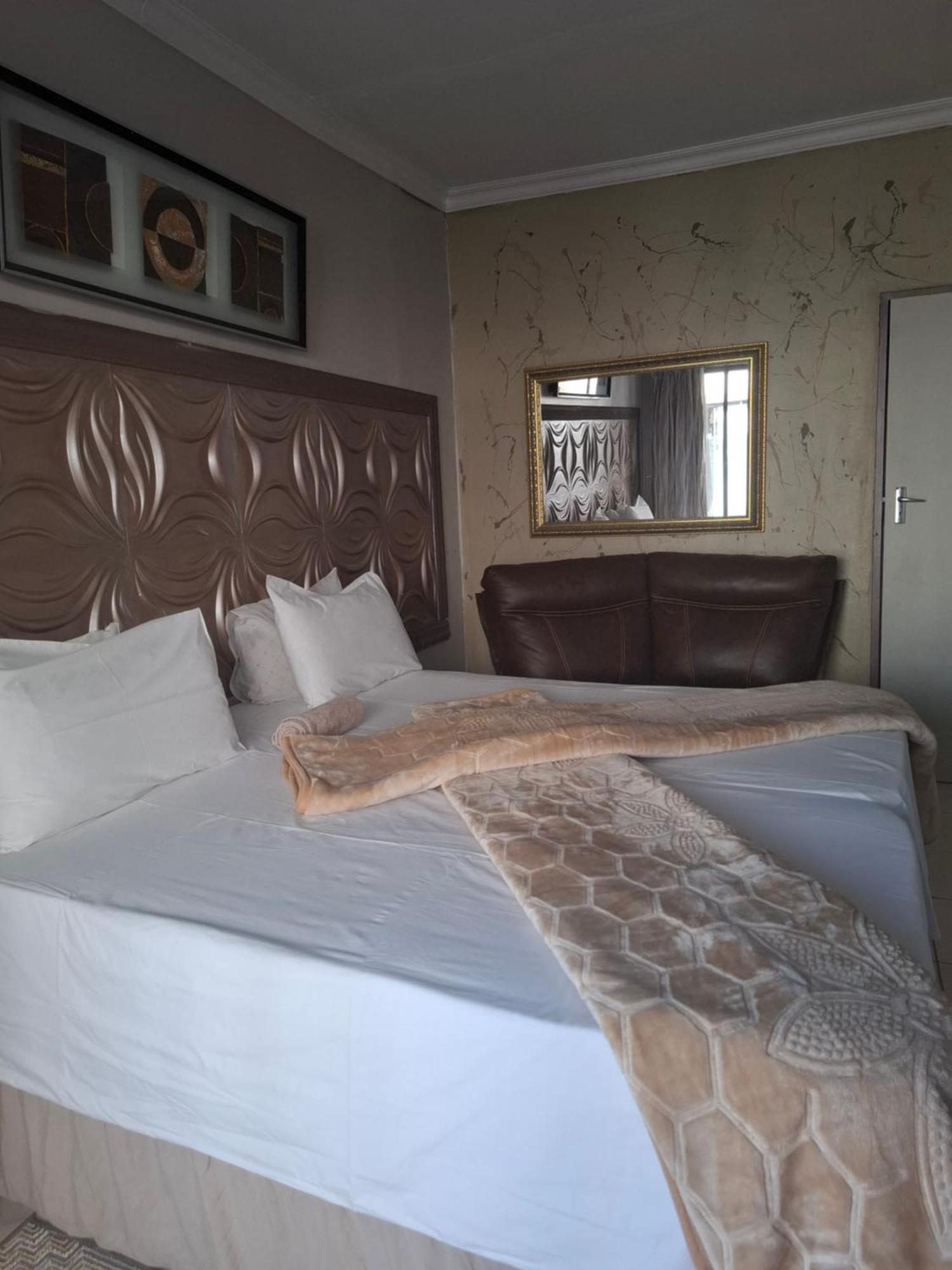 Vicky B Bed And Breakfast Mogwase Exterior photo